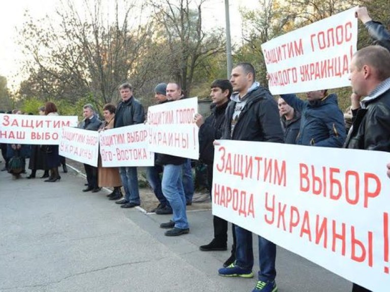 У Запорожского окружного административного суда состоялся митинг протеста