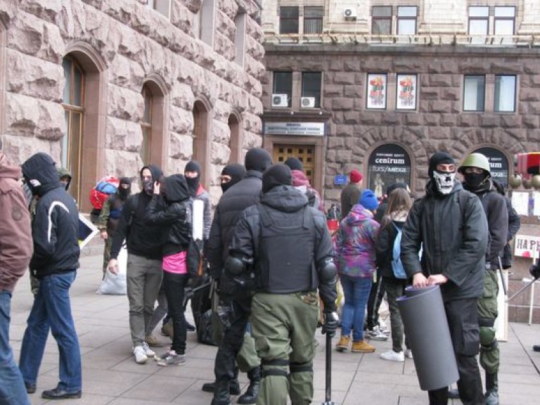 Под КГГА митингующие требуют разобраться с поджогом «Жовтня»