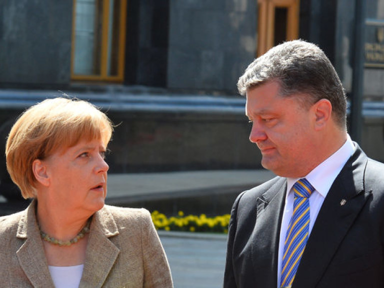 Порошенко пожаловался Меркель на несоблюдение минских договоренностей и долг России за транзит газа