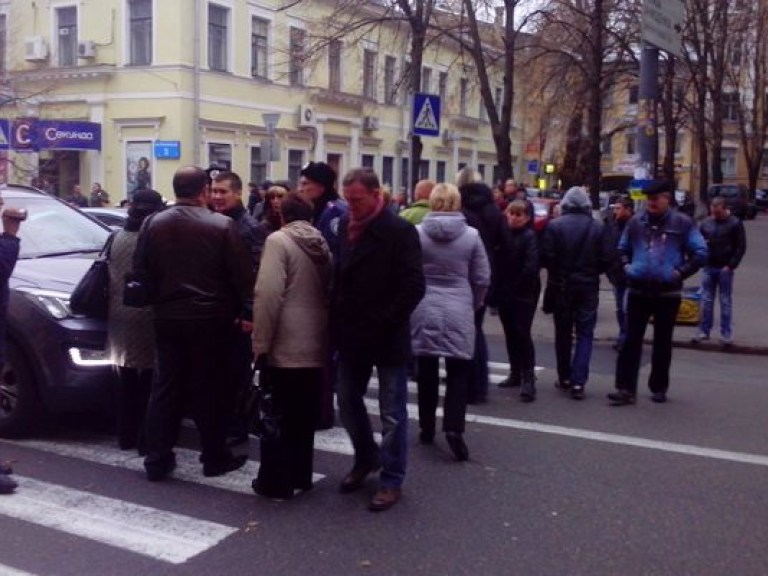 В Киеве возле ВАСУ активисты перекрыли движение, создав огромную пробку из машин (ФОТО, ВИДЕО)