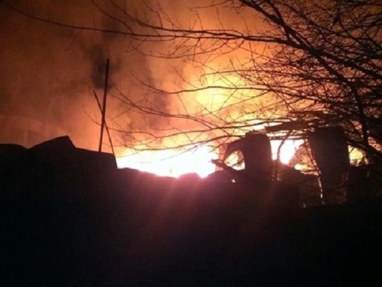Пожар на Шулявке распространился на две тысячи квадратных метров