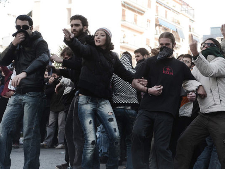 В Греции под стенами Афинского университета полиция разогнала студентов при помощи дубинок, шумовых гранат и слезоточивого газа (ВИДЕО)