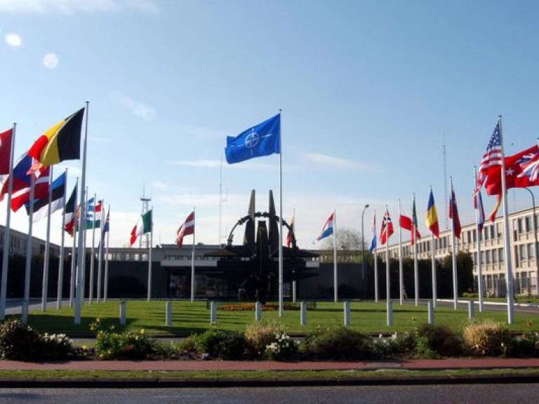 Действия России угрожают безопасности гражданской авиации — генсек НАТО