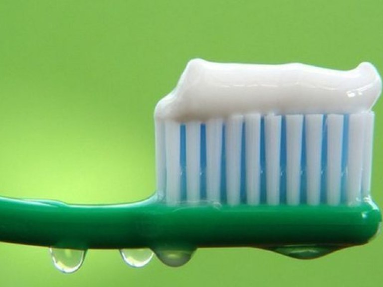 Зубные пасты с триклозаном убивают нормальную микрофлору ротовой полости – стоматологи