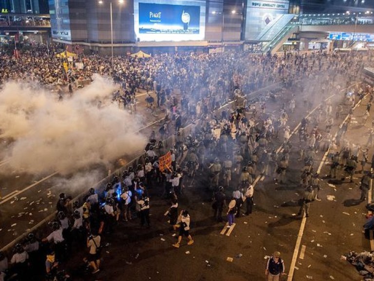 В Гонконге приступили к разборке баррикад