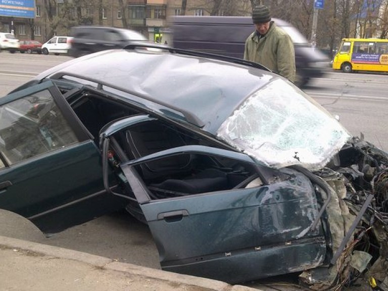 На проспекте Победы произошло ужасное ДТП: водитель BMW врезался в столб и чудом выжил