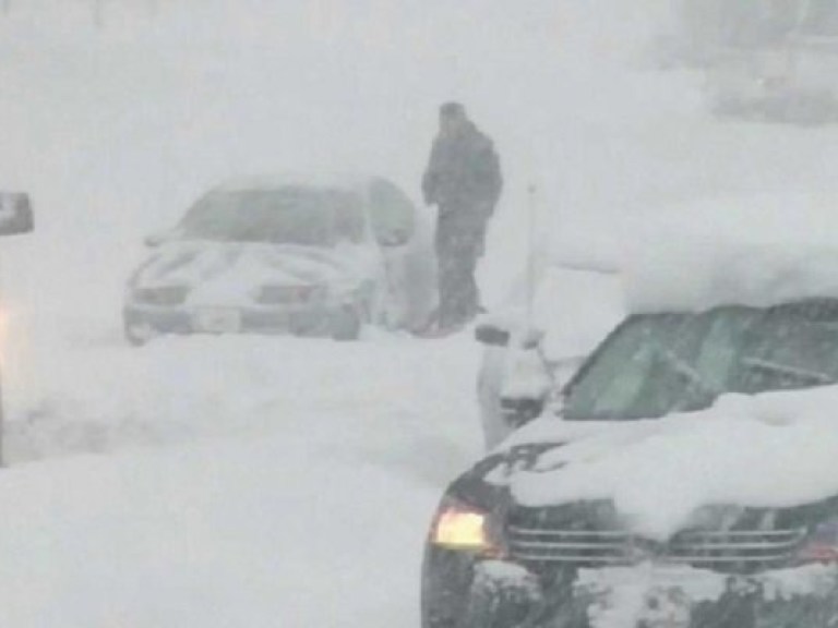 Нью-Йорк занесло рекордным снегом (ВИДЕО)