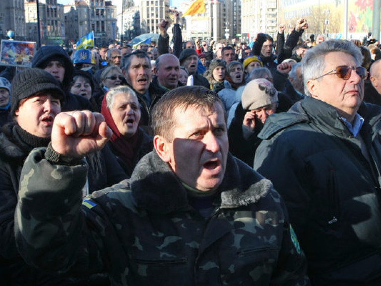 Во время Вече на Майдане активисты обнаружили подозрительную сумку: вызван отряд милиции