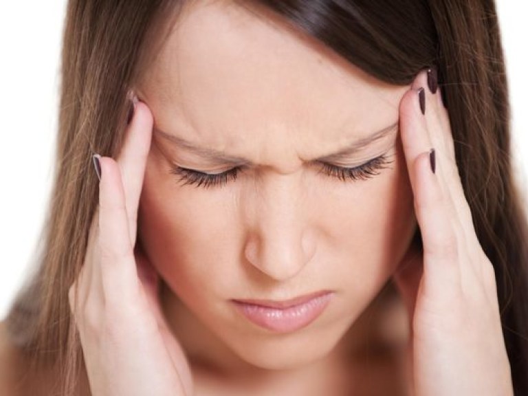 При головной боли поможет точечный массаж и настои лекарственных трав