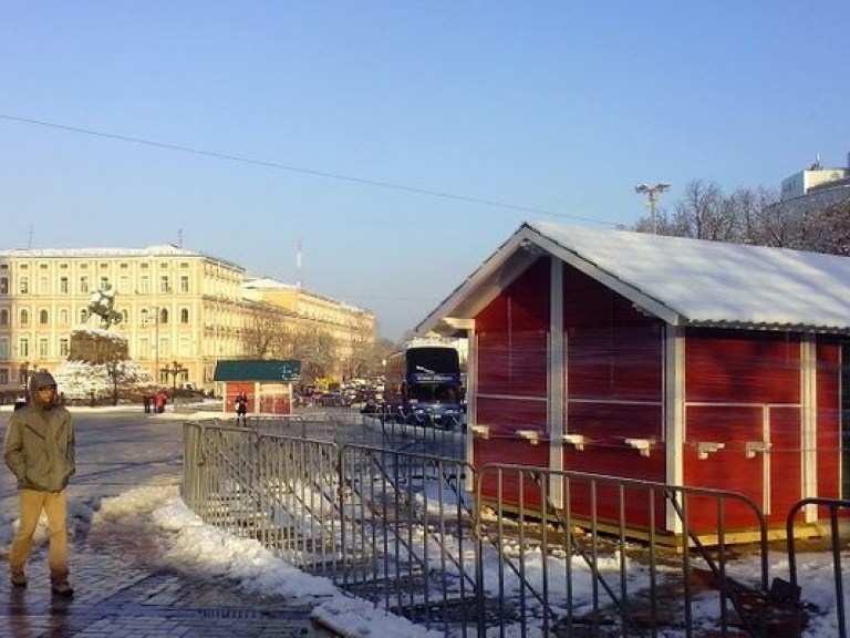 На Софиевской площади начали строить новогодний городок (ФОТО)