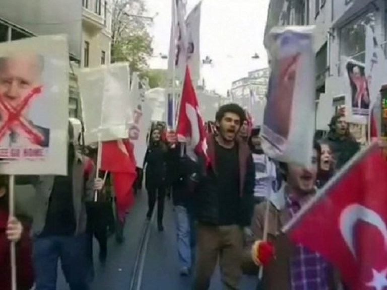 Жители Турции протестуют против приезда Джо Байдена (ВИДЕО)