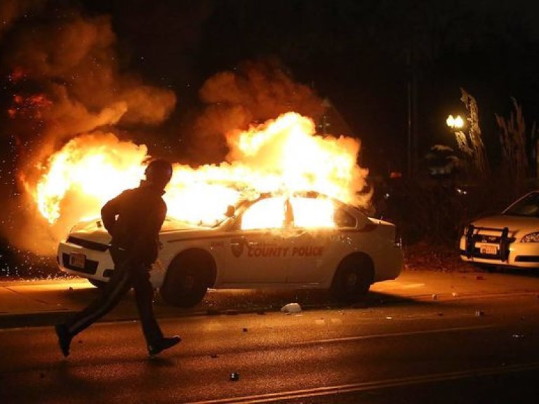 В США начались массовые беспорядки после решения суда по «делу в Фергюсоне» (ФОТО, ВИДЕО)