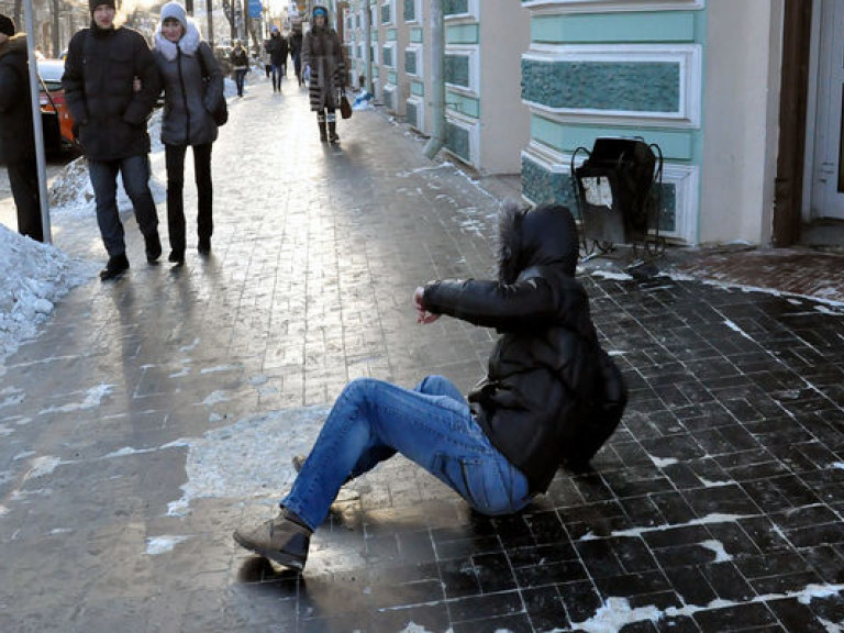 Эксперт: Вся ответственность за скользкие тротуары в Киеве — на столичной власти