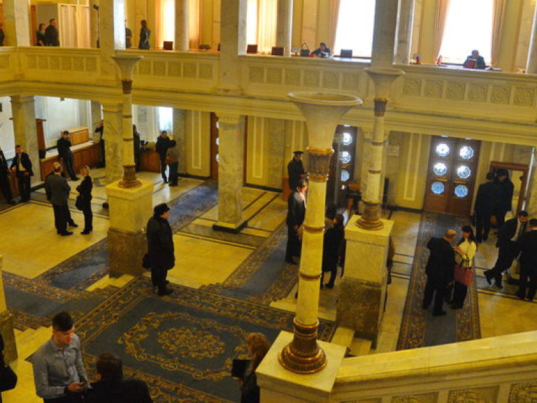 В парламенте народным избранникам начали выдавать депутатские удостоверения