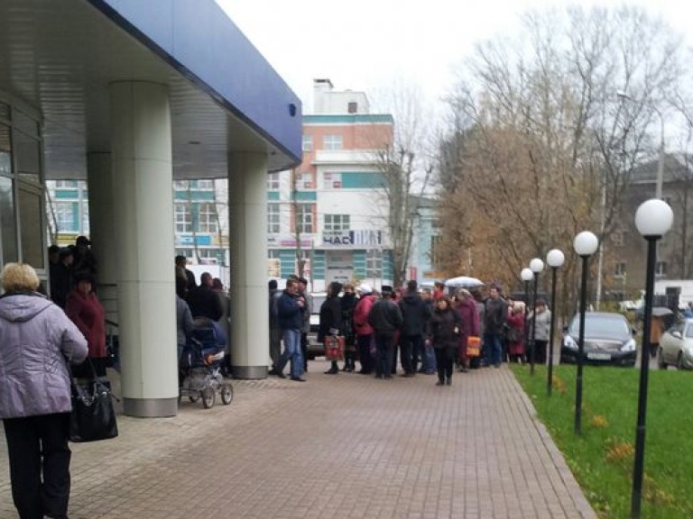 Жители Донбасса массово пытаются попасть на украинскую территорию, чтобы получить деньги в банках