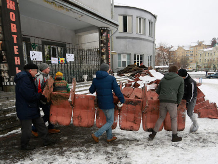 Несколько сотен активистов пришли на уборку в «Жовтень»