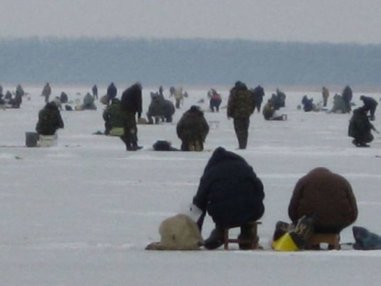 В Черниговской области спасли семерых рыбаков, дрейфующих на льдине