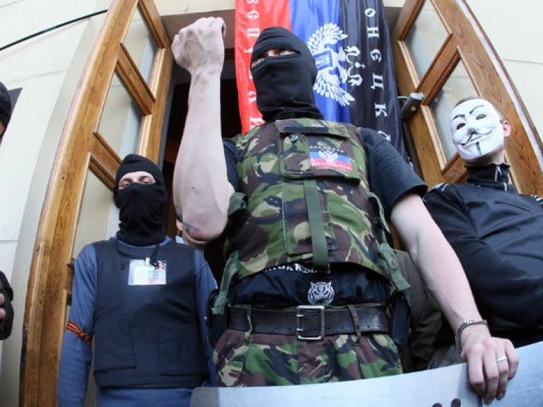 В Макеевке представители ДНР выдавали деньги молодым мамам