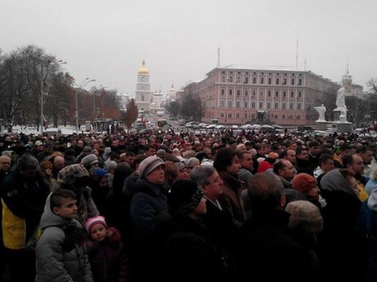 На Михайловской площади в Киеве проходит молебен за Украину