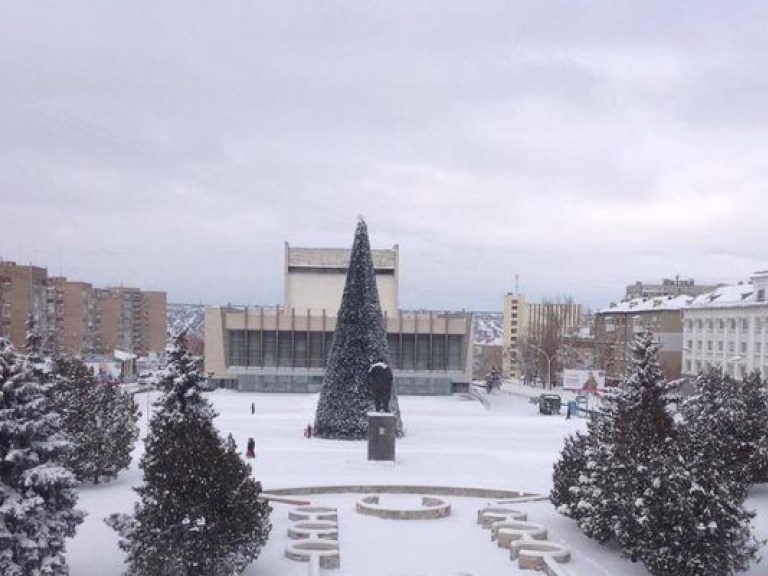 В Луганске установили новогоднюю елку (ФОТО)