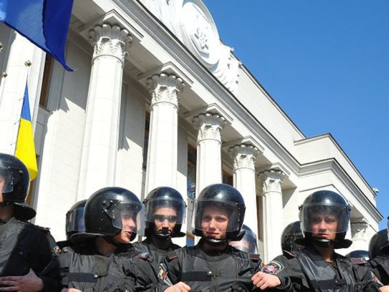 Под Верховной Радой проходит несколько акций протестов