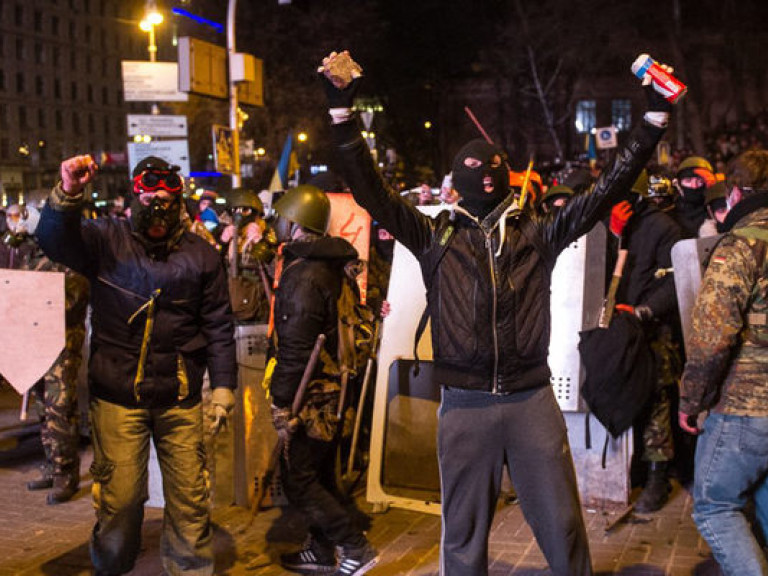 Около 70 человек в балаклавах устроили акцию протеста под Кабмином — милиция