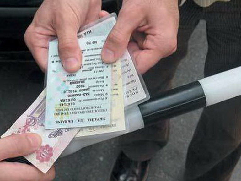Киевские нарушители ПДД смогут оплатить штрафы в автомобилях киевской ГАИ