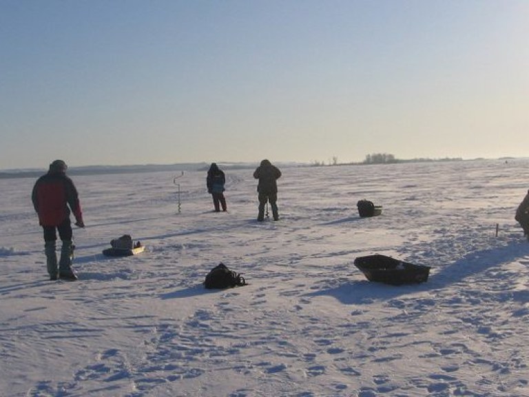 На Черкасчине спасли 25 рыбаков, дрейфующих на льдине