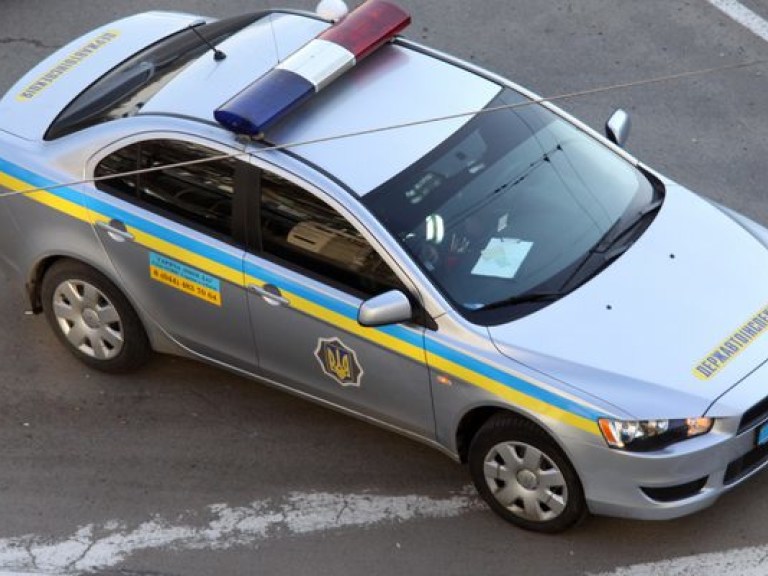 С сегодняшнего дня киевские водители смогут оплачивать штрафы банковскими карточками в автомобиле ГАИ