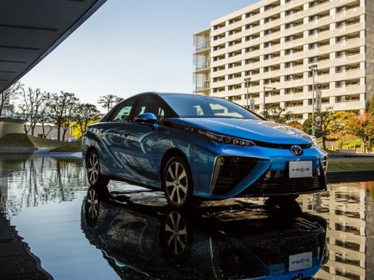 В Японии стартовали продажи первого в мире автомобиля с водородным двигателем (ФОТО)