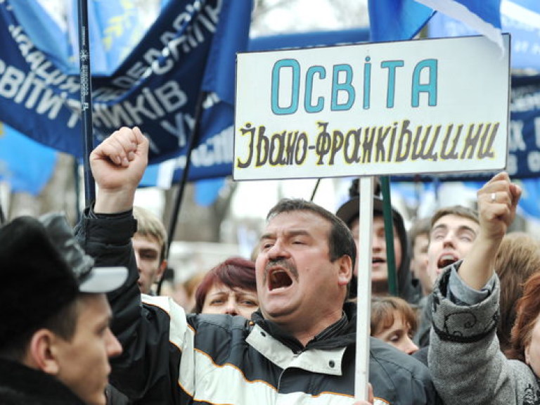 После транспортников на забастовку могут выйти столичные учителя и врачи