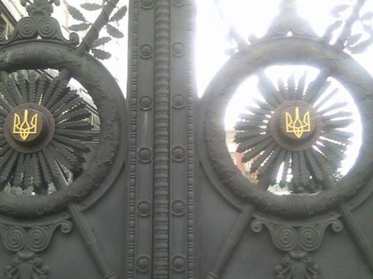 На воротах Кабмина советские звезды заменили на украинские трезубцы (ФОТО)