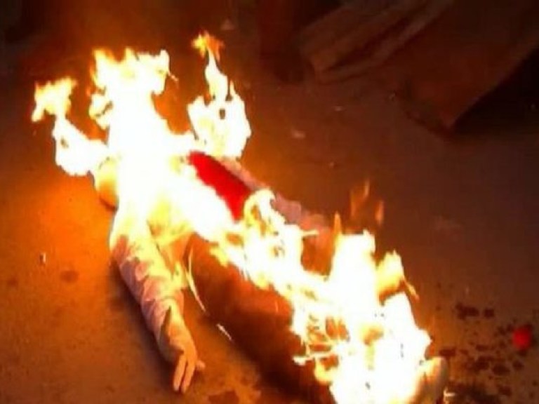 В Тбилиси в честь дня рождения Саакашвили сожгли его чучело (ВИДЕО)