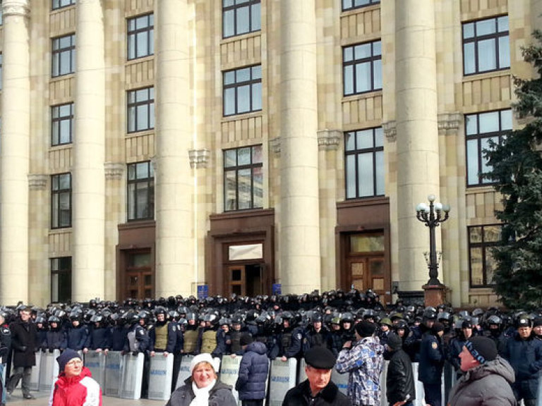 В Харькове под горсоветом началась потасовка, активисты перекрыли площадь Конституции