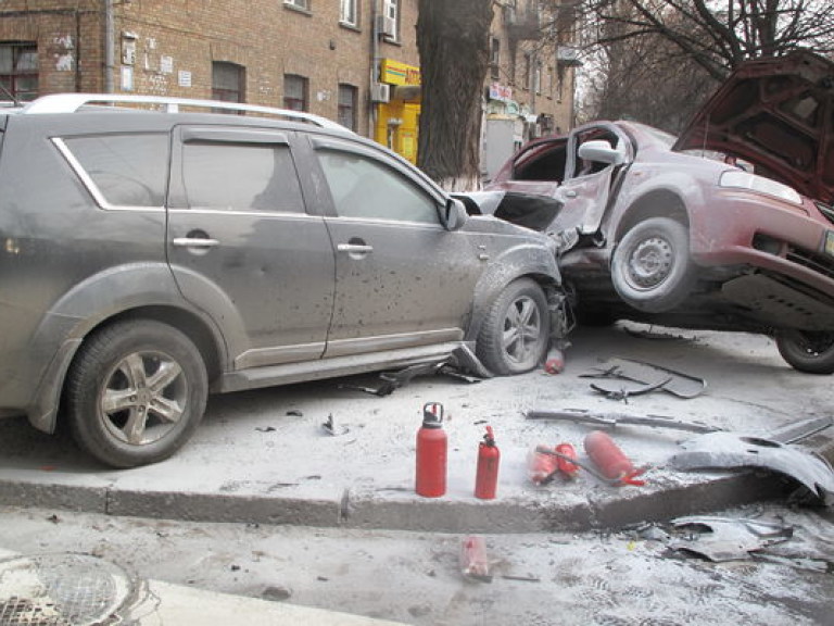 В Святошинском районе Киева столкнулись Chevrolet и Mitsubishi: пострадали пятеро человек, в том числе &#8212; дети (ФОТО)