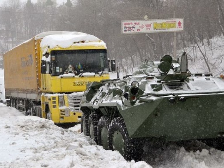 Из-за сильных снегопадов перекрыты трассы в четырех областях Украины