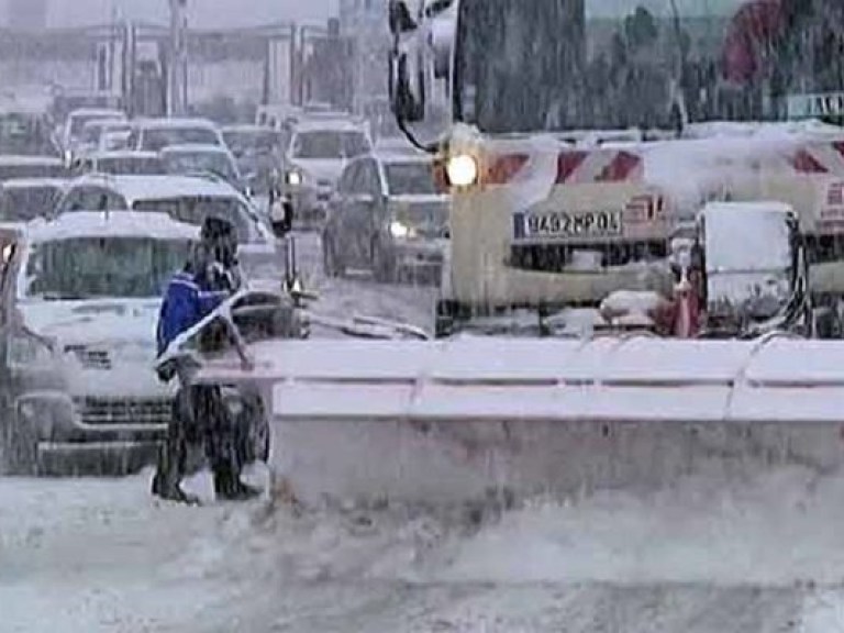 Европу накрыл мощный циклон, тысячи машин застряли на трассах (ВИДЕО)