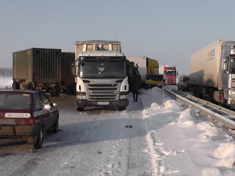 В Одесской области после массивного снегопада постепенно восстанавливается автомобильное движение