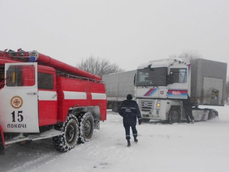 31 декабря спасатели освободили из снежных заносов более шести тысяч машин