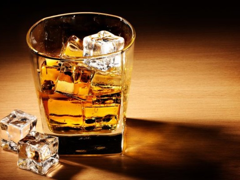 Злоупотребление алкоголем во время праздников может «аукнуться» для здоровья через полгода — врач