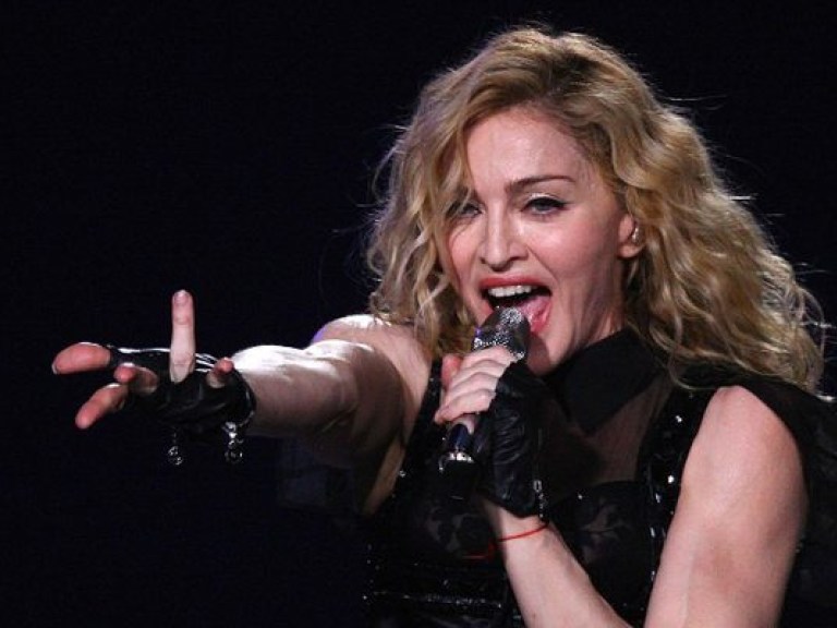 Мадонна эпатировала публику, оформив фото известных людей в стиле своего нового альбома