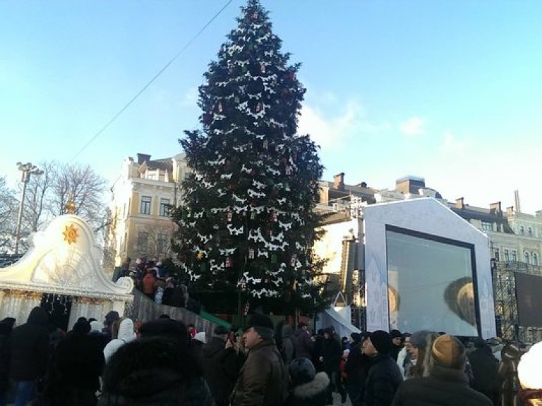 Киевляне на Софийской площади активно раскупали рождественские сувениры