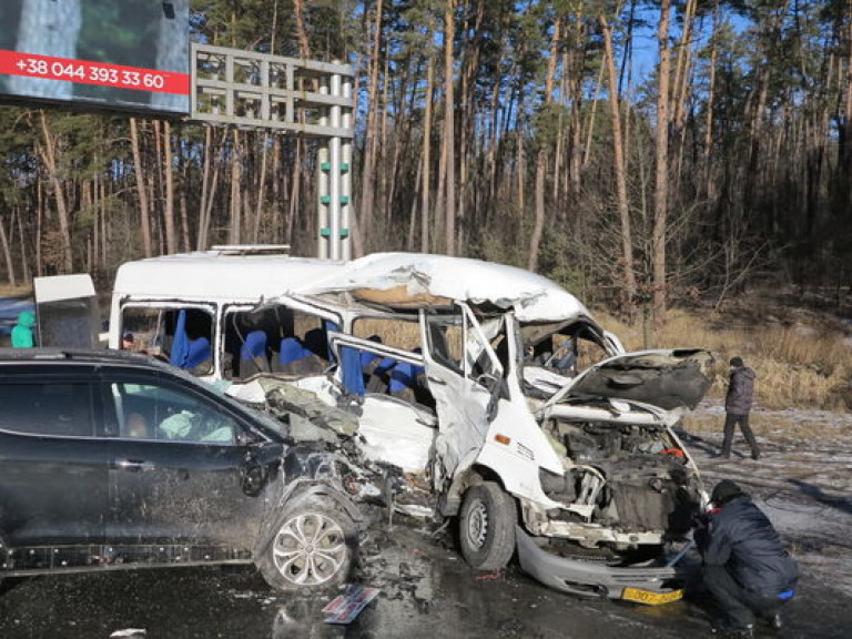 Под Киевом маршрутка столкнулась с внедорожником: 1 погибший, 17 пострадавших (ФОТО)