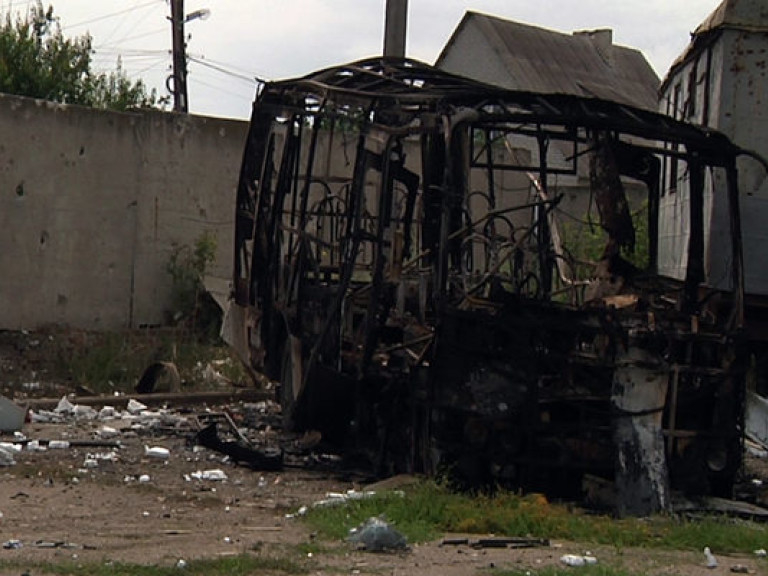 Прямым попаданием снаряда в пассажирский автобус под Волновахой убиты 10 человек