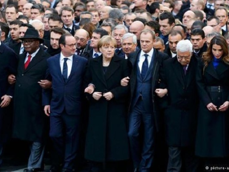 Европейские политики обманули всю планету своим шествием по Парижу (ВИДЕО)