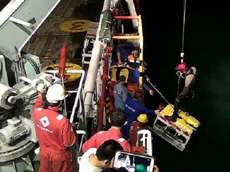 Спасатели подняли со дна моря бортовой самописец малазийского лайнера (ВИДЕО)