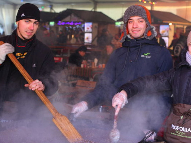 На Контрактовой площади в Киеве состоялся праздник вкусной еды и хорошей музыки «Сказки старого Подола»