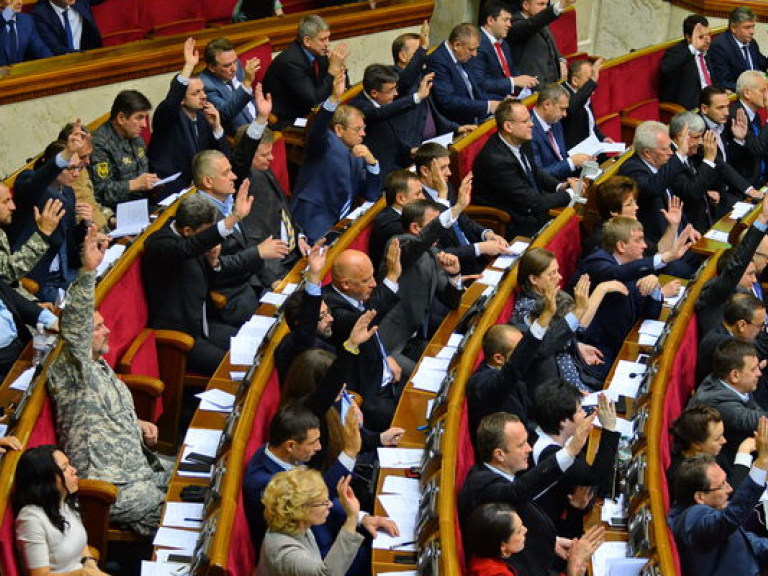 Депутаты требуют от Гройсмана провести в пятницу закрытое заседание Рады