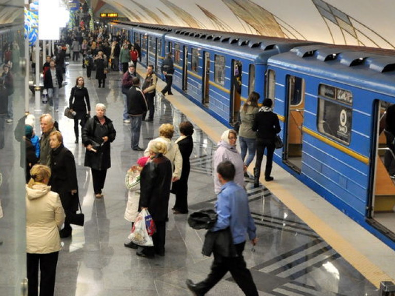 Сегодня в 12:00 все поезда киевского метро остановятся в память о погибших под Волновахой