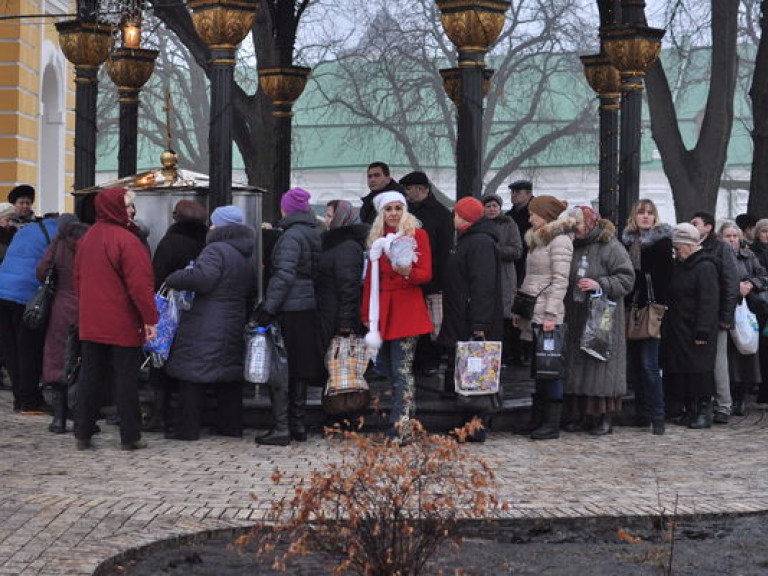 Святая вода может храниться до ста и более лет – помощник священника